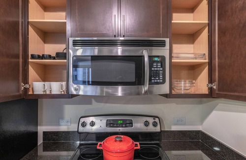 Downtown Chicago Apartment | Bright Loop 1BR w/Gym, Pool, nr. Financial District, by Blueground
