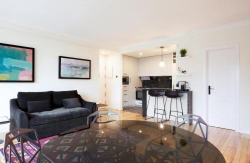 Jeronimos Apartment | Bright Luxurious - 1BD 2BTH - AtochaRetiro