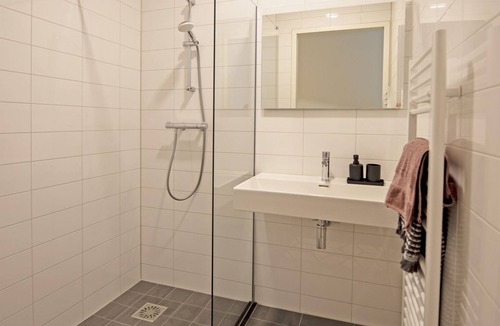 Bonnington Apartment | Bright Luxury City Centre Flat