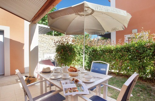 Aigues-Mortes House | Bright maisonette near a medieval town with a city wall