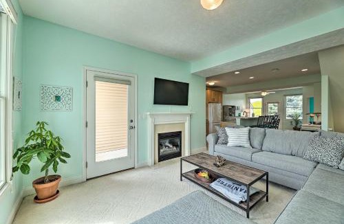 Manistee House | Bright Manistee Condo w/Beach + Pool Access!