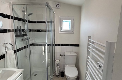 Ormesson-sur-Marne Bed & Breakfast | Bright, modern studio - quiet and secure - quick access to Paris
