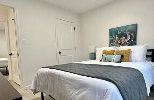 Paragould House | Bright, Modern 1-level near it all!