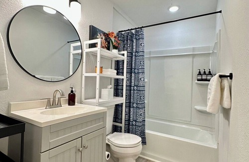 Paragould House | Bright, Modern 1-level near it all!