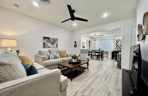 Paragould House | Bright, Modern 1-level near it all!