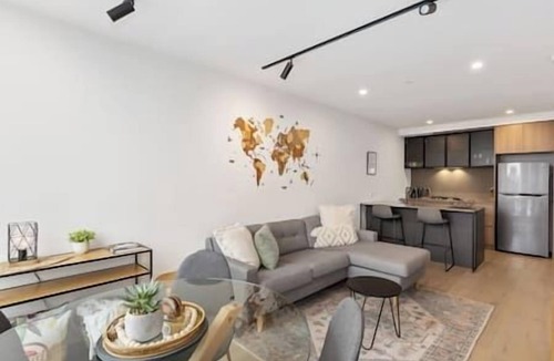 Fitzroy North Apartment | Bright & Modern 1BR Apt w/Balcony & Car Park