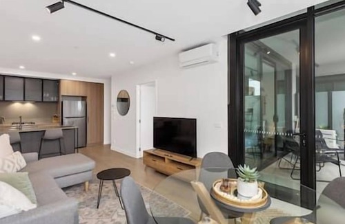 Fitzroy North Apartment | Bright & Modern 1BR Apt w/Balcony & Car Park