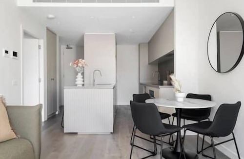 Malvern East Apartment | Bright & Modern 1BR Apt w/Balcony & Parking