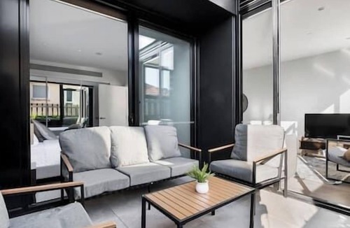 Malvern East Apartment | Bright & Modern 1BR Apt w/Balcony & Parking