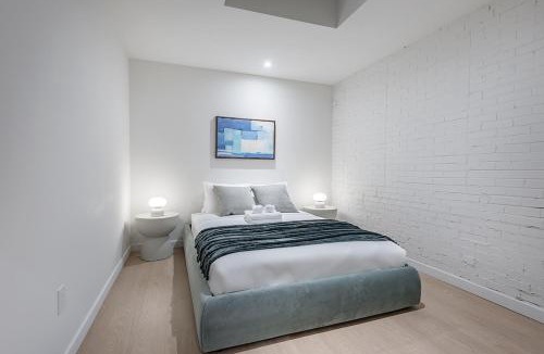 Downtown Montreal Apartment | Bright & Modern 2BR - Golden Square Mile