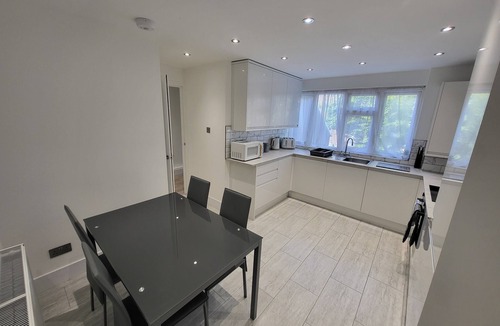 Sutton Central Apartment | Bright Modern 3 Bedroom Apartment