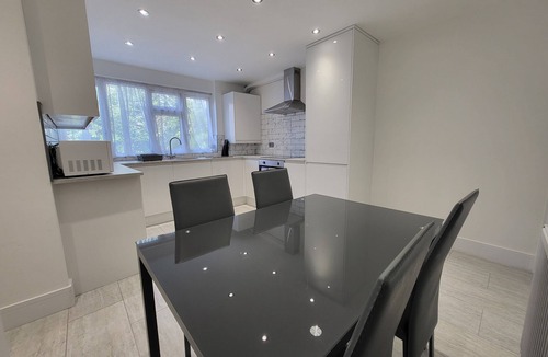 Sutton Central Apartment | Bright Modern 3 Bedroom Apartment
