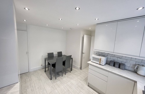 Sutton Central Apartment | Bright Modern 3 Bedroom Apartment
