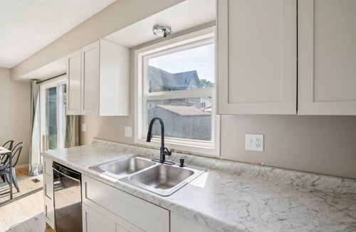 Greater South Side House | Bright & Modern 3BR Duplex | Fenced Yard + Parking