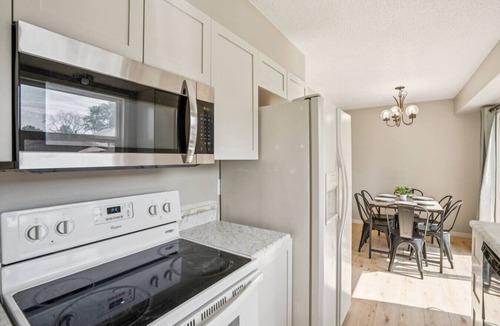 Greater South Side House | Bright & Modern 3BR Duplex | Fenced Yard + Parking