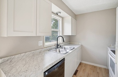 Greater South Side House | Bright & Modern 3BR Duplex | Fenced Yard + Parking