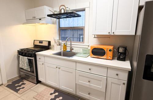 Temescal Apartment | Bright, Modern & Artsy Space