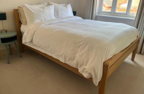 Bishops Waltham House | Bright, modern & close to historic town