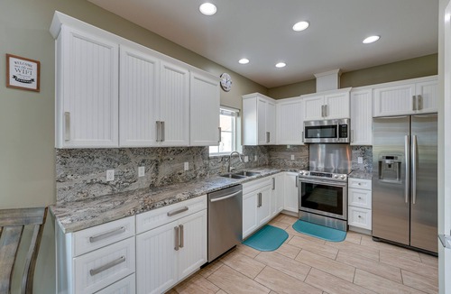 Corpus Christi Condo | Bright, Modern Corpus Christi Condo: 2 Mi to Beach