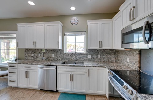 Corpus Christi Condo | Bright, Modern Corpus Christi Condo: 2 Mi to Beach