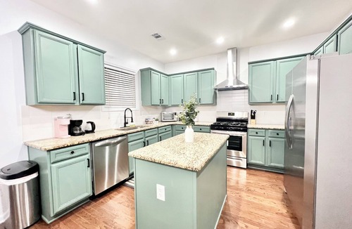 Sugar Hill House | Bright Modern & Comfort 5BR-3Bath Fenced Yard Home in charming Sugar Hill