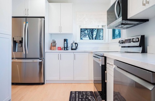 Whitby Apartment | Bright, Modern & Cozy Getaway Home near Toronto