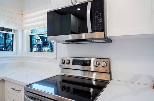 Whitby Apartment | Bright, Modern & Cozy Getaway Home near Toronto