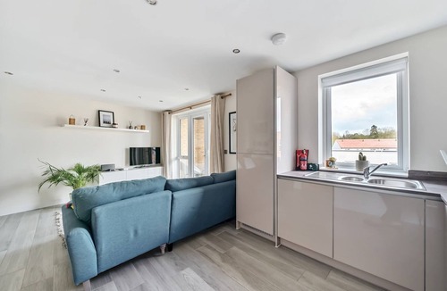 Runnymede Apartment | Bright modern flat w/parking - Pass the Keys