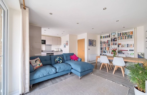 Runnymede Apartment | Bright modern flat w/parking - Pass the Keys