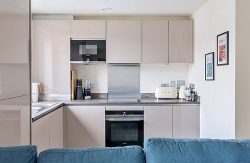 Runnymede Apartment | Bright modern flat w/parking - Pass the Keys