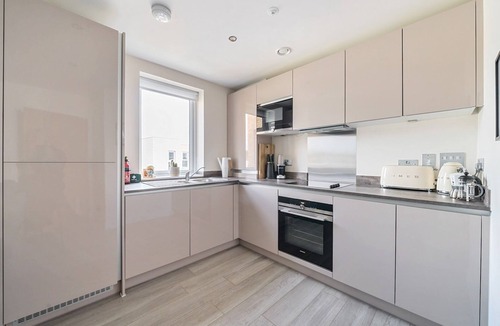 Runnymede Apartment | Bright modern flat w/parking - Pass the Keys