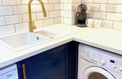 St. Margarets and North Twickenham Apartment | Bright modern flat in central Twickenham