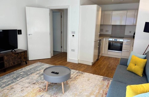 Highbury West Apartment | Bright&Modern Flat with Balcony/3mins to Station