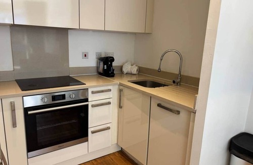 Highbury West Apartment | Bright&Modern Flat with Balcony/3mins to Station