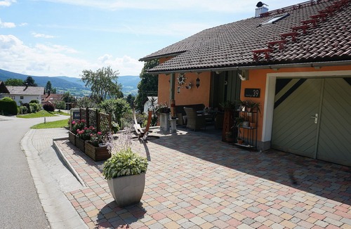 Lalling Apartment | Bright, modern, fully equipped vacation apartment with wonderful panoramic views towards the Alps