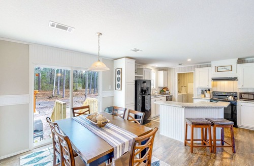 Jennings House | Bright & Modern Home - Large yard and Firepit