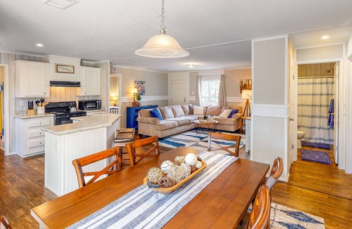 Jennings House | Bright & Modern Home - Large yard and Firepit