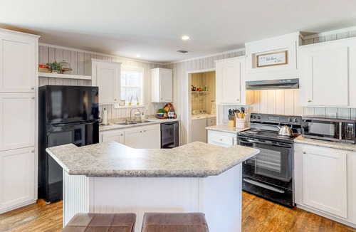 Jennings House | Bright & Modern Home - Large yard and Firepit