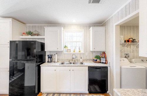 Jennings House | Bright & Modern Home - Large yard and Firepit