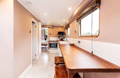 London Borough of Hounslow Boat Rental | Bright & Modern Kew Bridge Houseboat