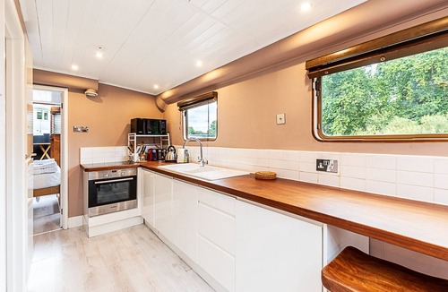 London Borough of Hounslow Boat Rental | Bright & Modern Kew Bridge Houseboat