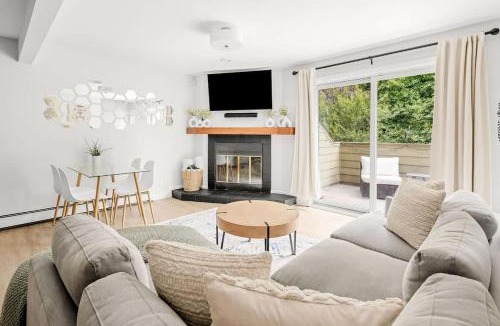 Winding Trail House | Bright & Modern - King Suite - Creekside Trail