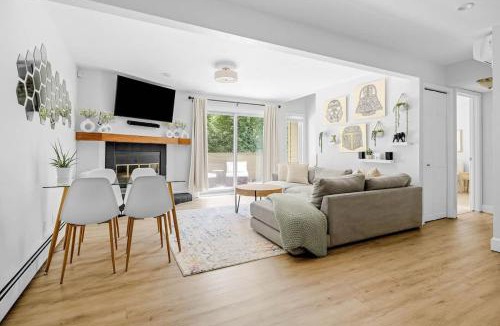 Winding Trail House | Bright & Modern - King Suite - Creekside Trail