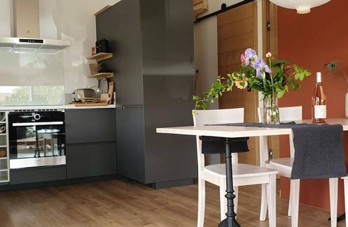 Assignan House | Bright, modern loft Comfortable Vacation Home