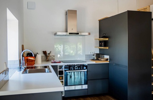 Assignan House | Bright, modern loft Comfortable Vacation Home