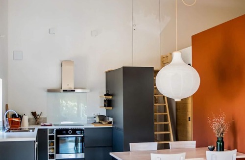 Assignan House | Bright, modern loft Comfortable Vacation Home