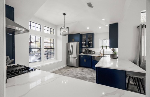 Far North Dallas House | Bright modern luxury centrally located home! 🐶 friendly KING BED