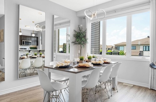 Ottawa Division House | Bright modern Ottawa home facing park, sleeps 8, 25min to downtown.Pet Friendly.