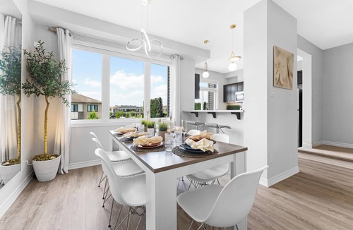 Ottawa Division House | Bright modern Ottawa home facing park, sleeps 8, 25min to downtown.Pet Friendly.
