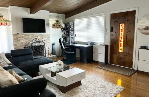 Winnetka House | Bright Modern Pool House in Quiet Location